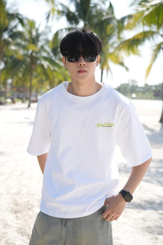 Người mẫu mặc áo phông TeeVault màu trắng thiết kế Good Vibes